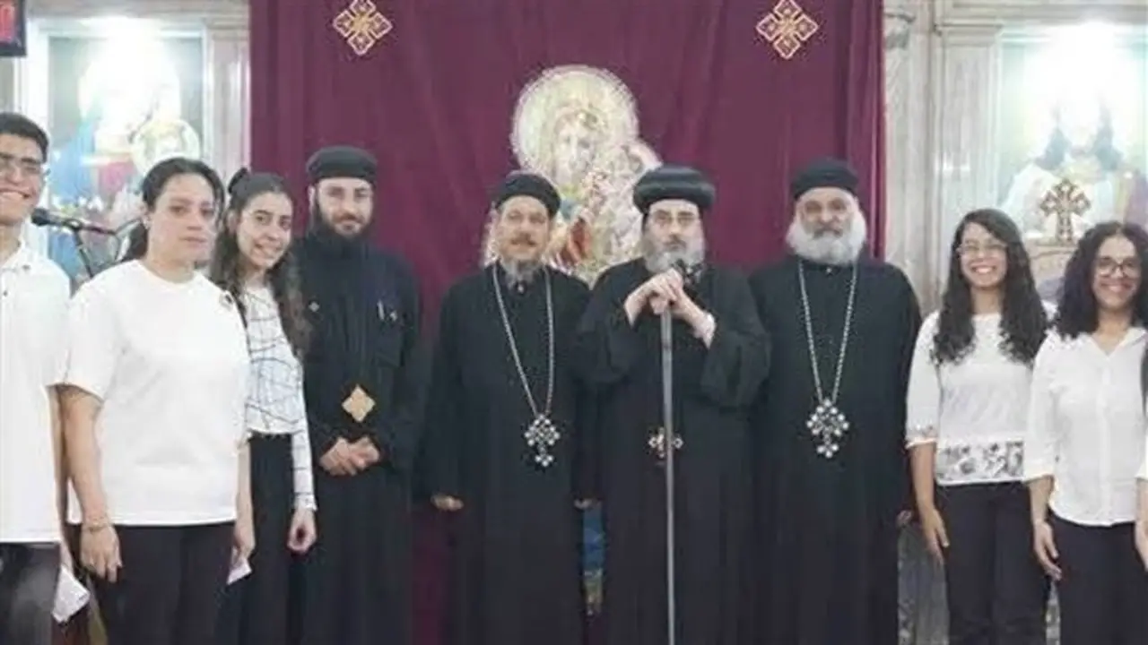 الأنبا فيلوباتير يكرم خدام وأبناء كنائس أبو قرقاص في الاجتماع العام الأسبوعي