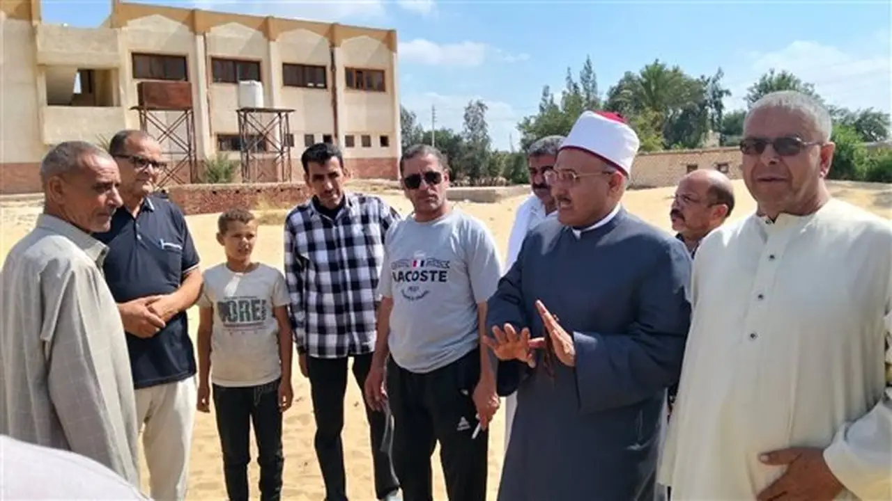 رئيس المنطقة الأزهرية بالإسماعيلية يناقش إعادة تخصيص أرض معهد الهيش