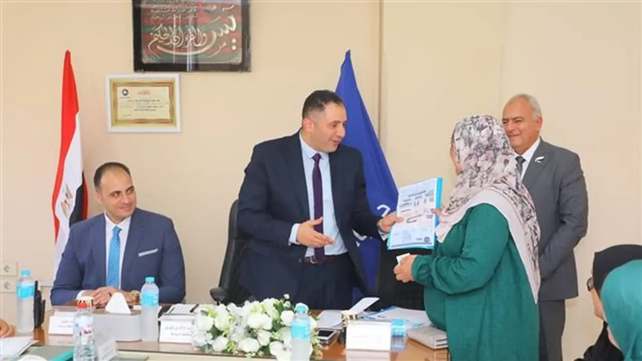 محافظ دمياط يلتقي أهالي السرو في إطار مبادرة “هيجيلك” ويؤكد على حل الشكاوى بسرعة