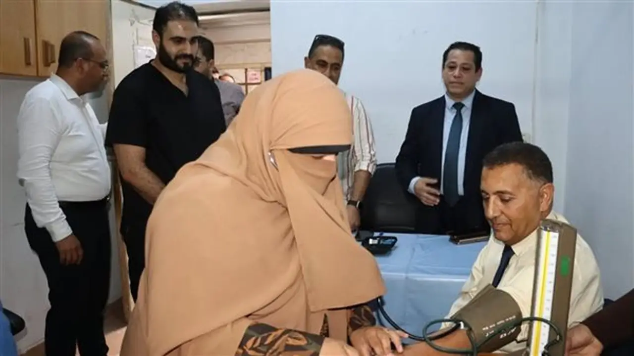 محافظ القليوبية يتفقد العيادات الخارجية بمستشفى بنها التعليمي خلال الفترة المسائية