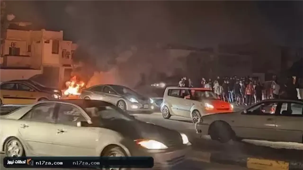 احتجاجات في طرابلس: العصيان المدني يغلق وزارة النفط ومؤسسات حكومية بسواتر ترابية (فيديو)