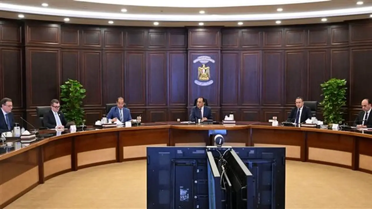 بتوجيهات من السيسي.. الحكومة تستعرض إجراءات التعيين والترقيات واختيار القيادات