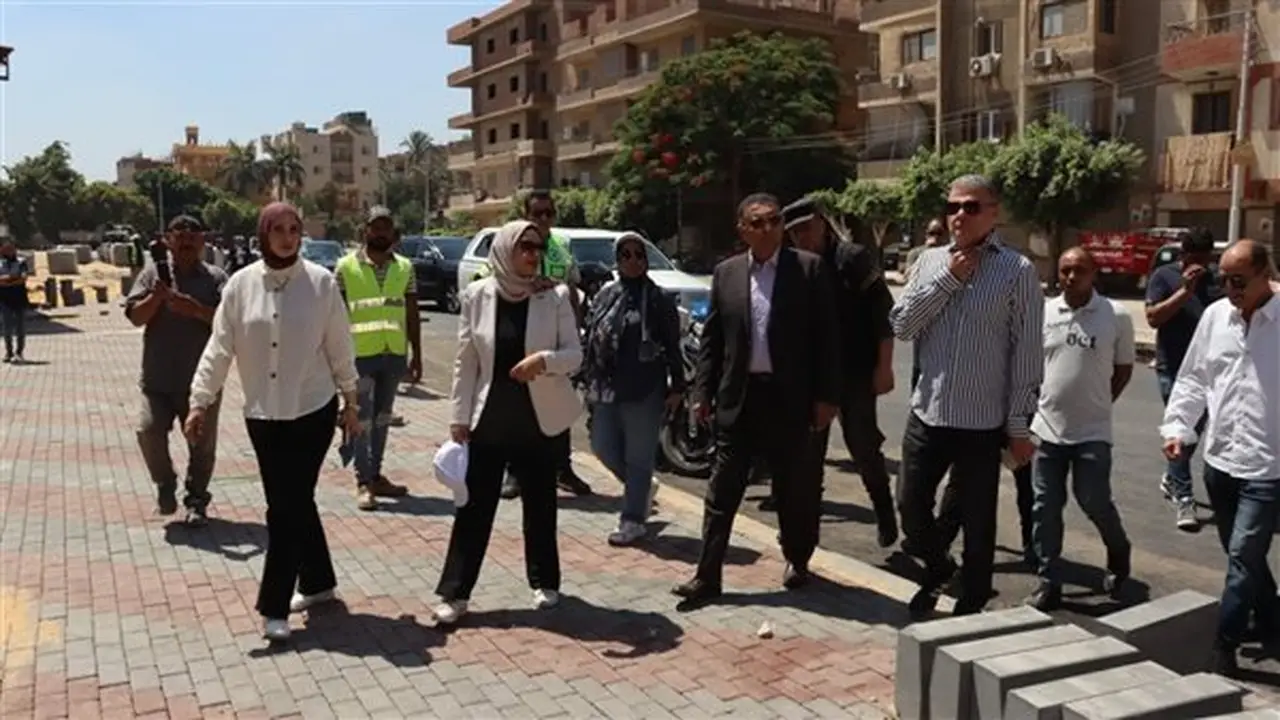 محافظ القليوبية يتابع تطوير ورصف شارع الحرية في القناطر الخيرية