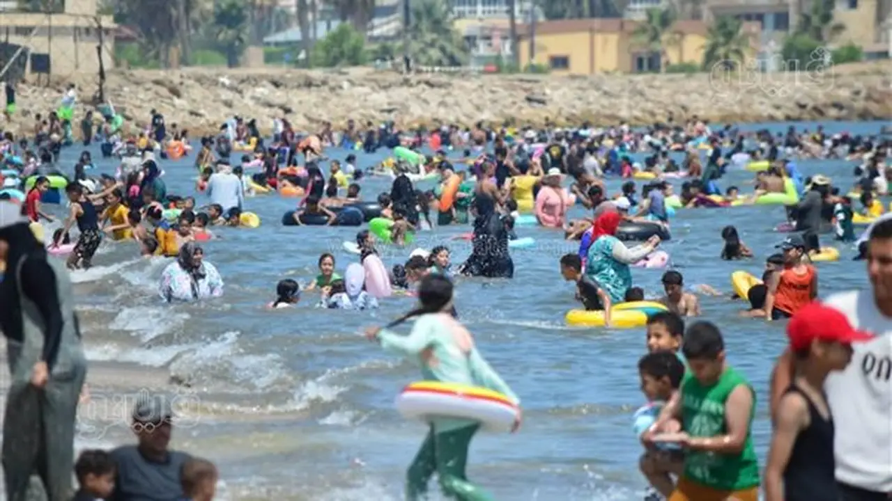 شاطئ بورفؤاد يستقبل المصطافين بكامل طاقته بعد إغلاق دام 3 أيام بسبب الأمواج