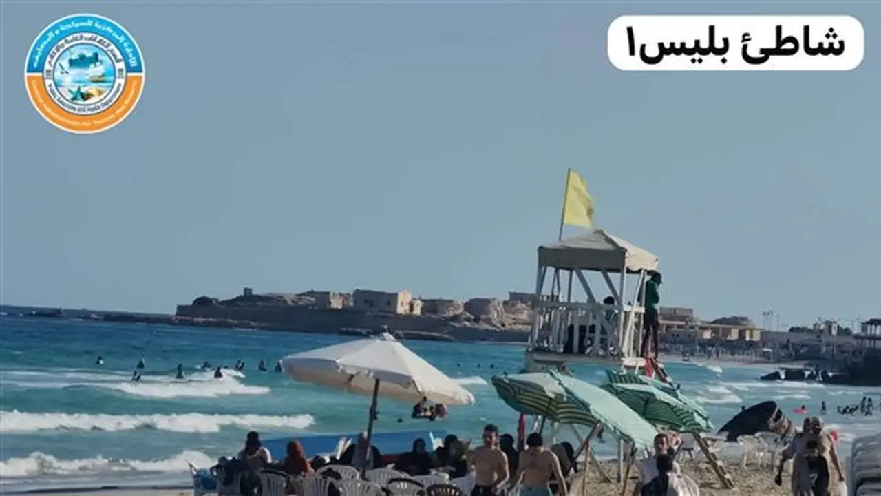 إقبال متوسط على شواطئ الإسكندرية ورفع الرايات الحمراء والصفراء