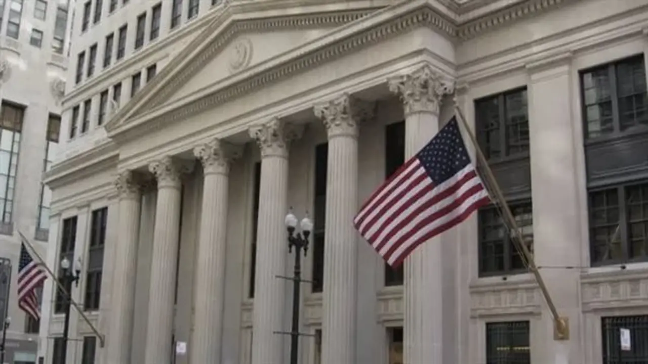ترامب يدعو إلى خفض أسعار الفائدة مع بدء اجتماعات الفيدرالي الأمريكي