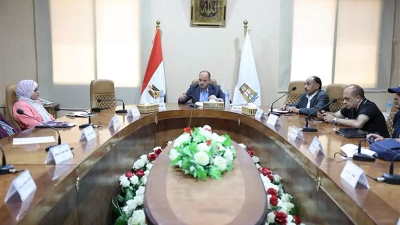 نائب محافظ الوادي الجديد يطالب بسرعة إنهاء مشروعات “حياة كريمة” في الفرافرة