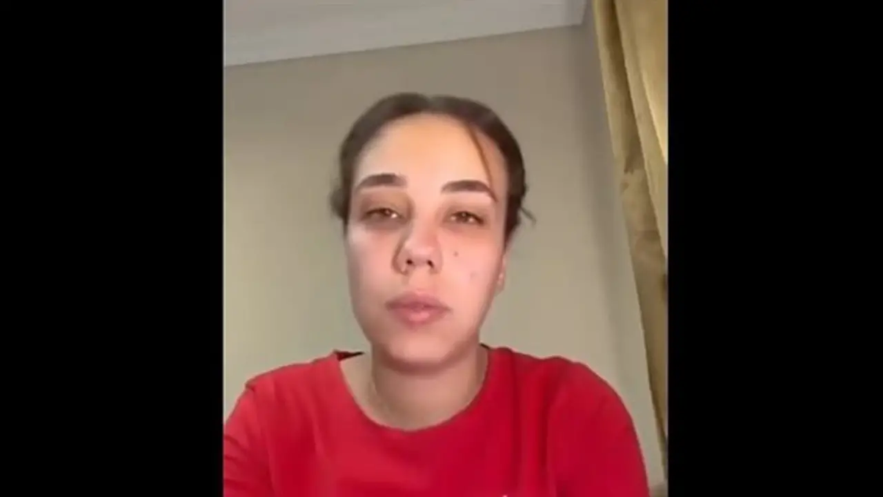 تفاصيل أزمة مضيفة طيران سوهاج: سارة البيلي تتعرض للانتقادات وتعتذر بعد إيقافها عن العمل