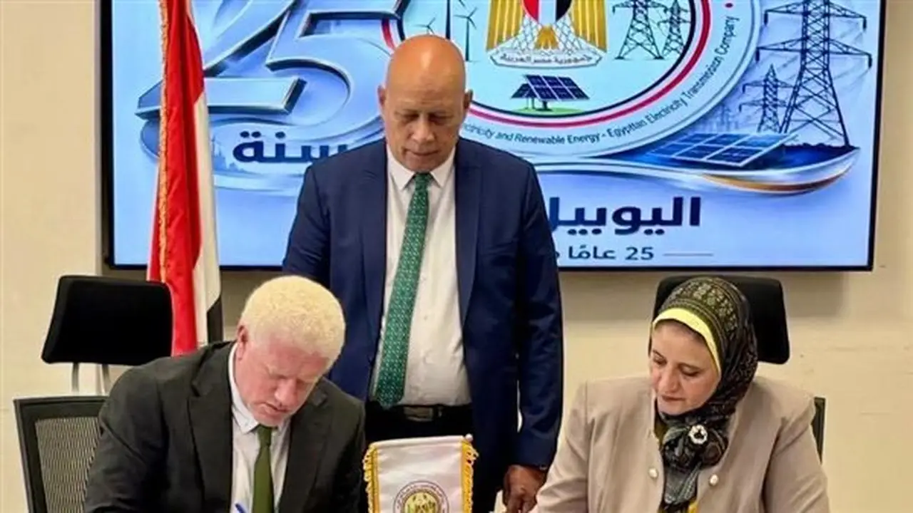 توقيع عقد لإنشاء خطوط هوائية لربط محطة محولات كيميت السخنة بالشبكة القومية