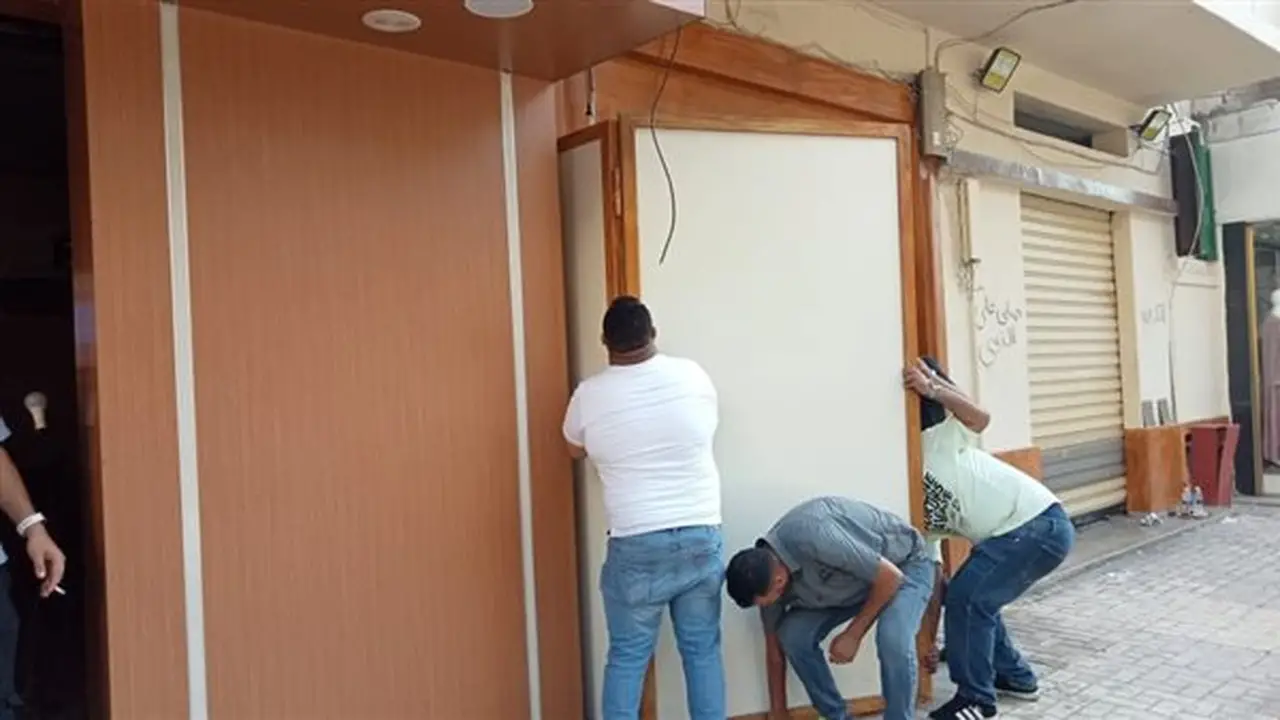 إغلاق 5 مقاهي خلال حملة إزالة الإشغالات في محرم بك بالإسكندرية