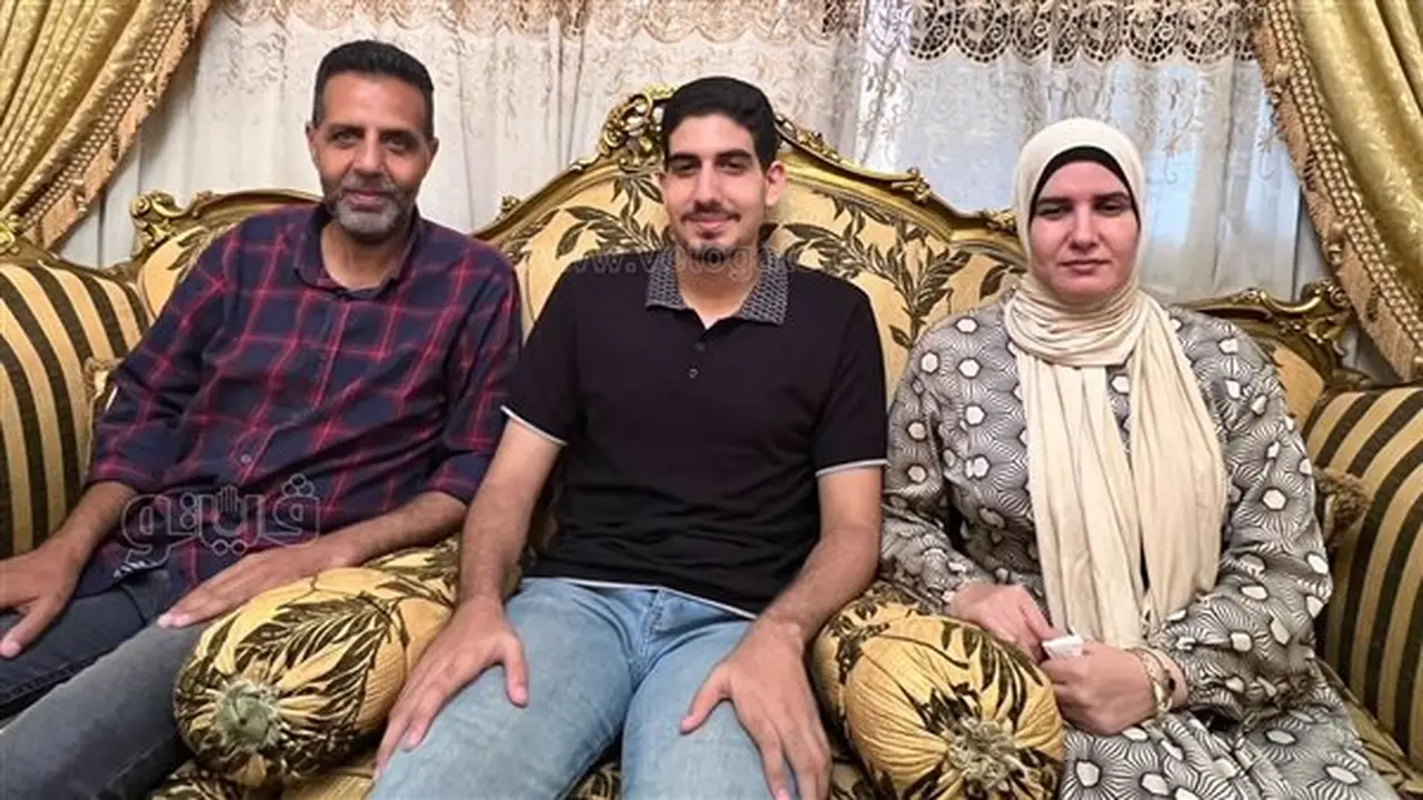 طالب من بورسعيد يتفوق في الثانوية العامة ويعبر عن شكره لأسرته ودعوات جدته (فيديو)
