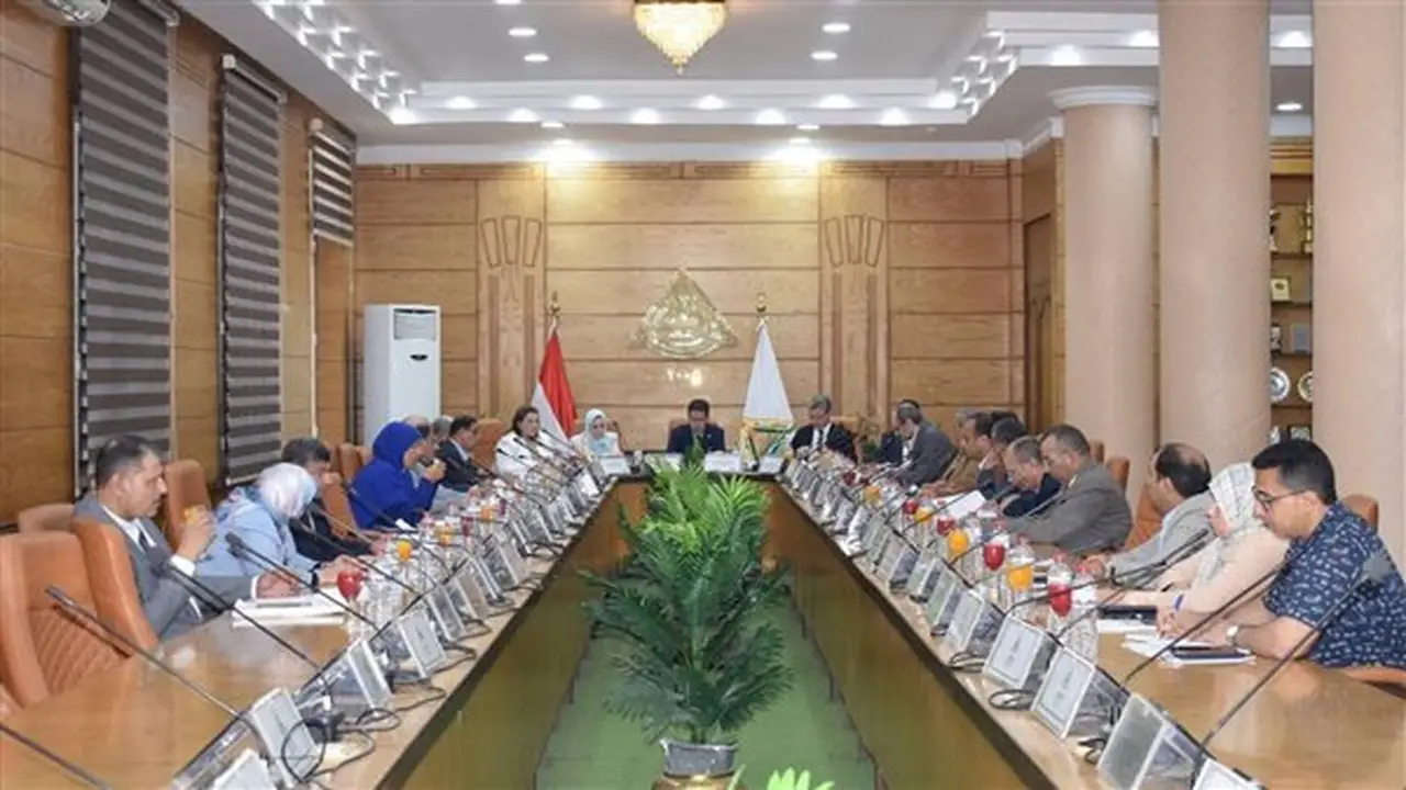 رئيس جامعة بنها يعلن اعتماد استراتيجية الذكاء الاصطناعي وتقرير البصمة الكربونية