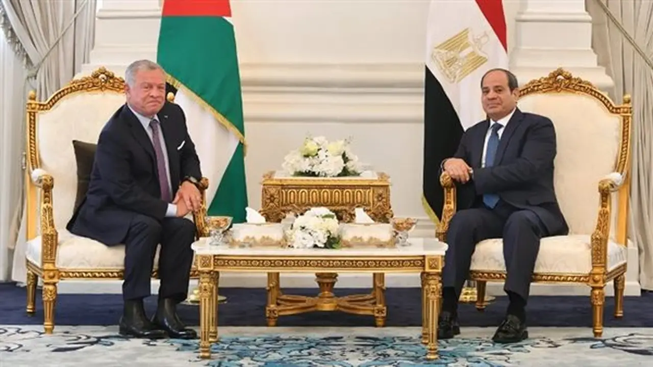 السيسي يؤكد لملك الأردن: أمنكم جزء لا يتجزأ من الأمن القومي المصري ونساند إجراءاتكم لحماية سيادة المملكة