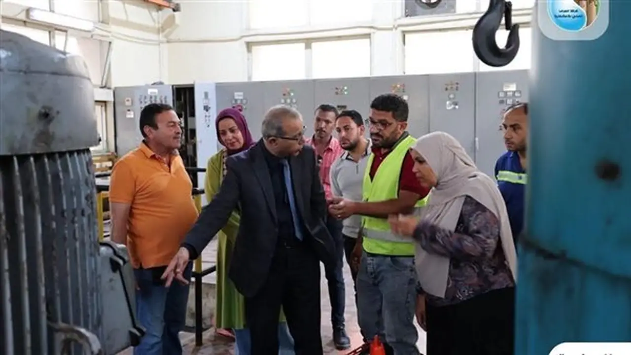 رئيس شركة الصرف الصحي بالإسكندرية يتفقد محطة رفع 6 بالمنتزه لمتابعة سير العمل