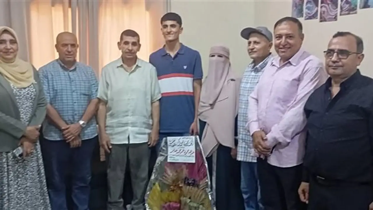 مدير تعليم فاقوس يهنئ الأول على الجمهورية في الثانوية العامة