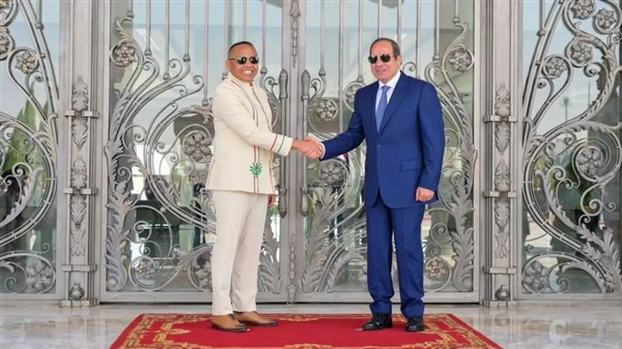 زيارة تاريخية لرئيس مدغشقر إلى قصر رئاسة العلمين ولقاء مع السيسي (فيديو وصور)