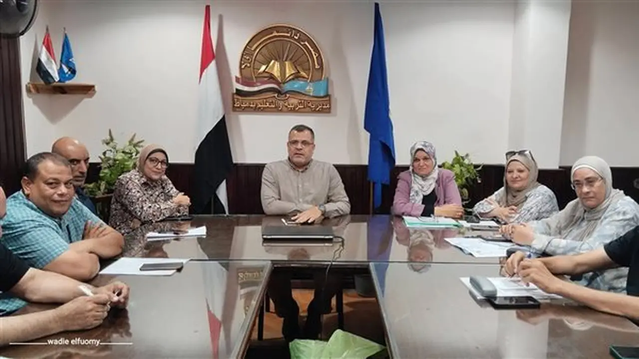 تنسيق بين تعليم دمياط وهيئة الأبنية التعليمية لصيانة المقاعد المدرسية