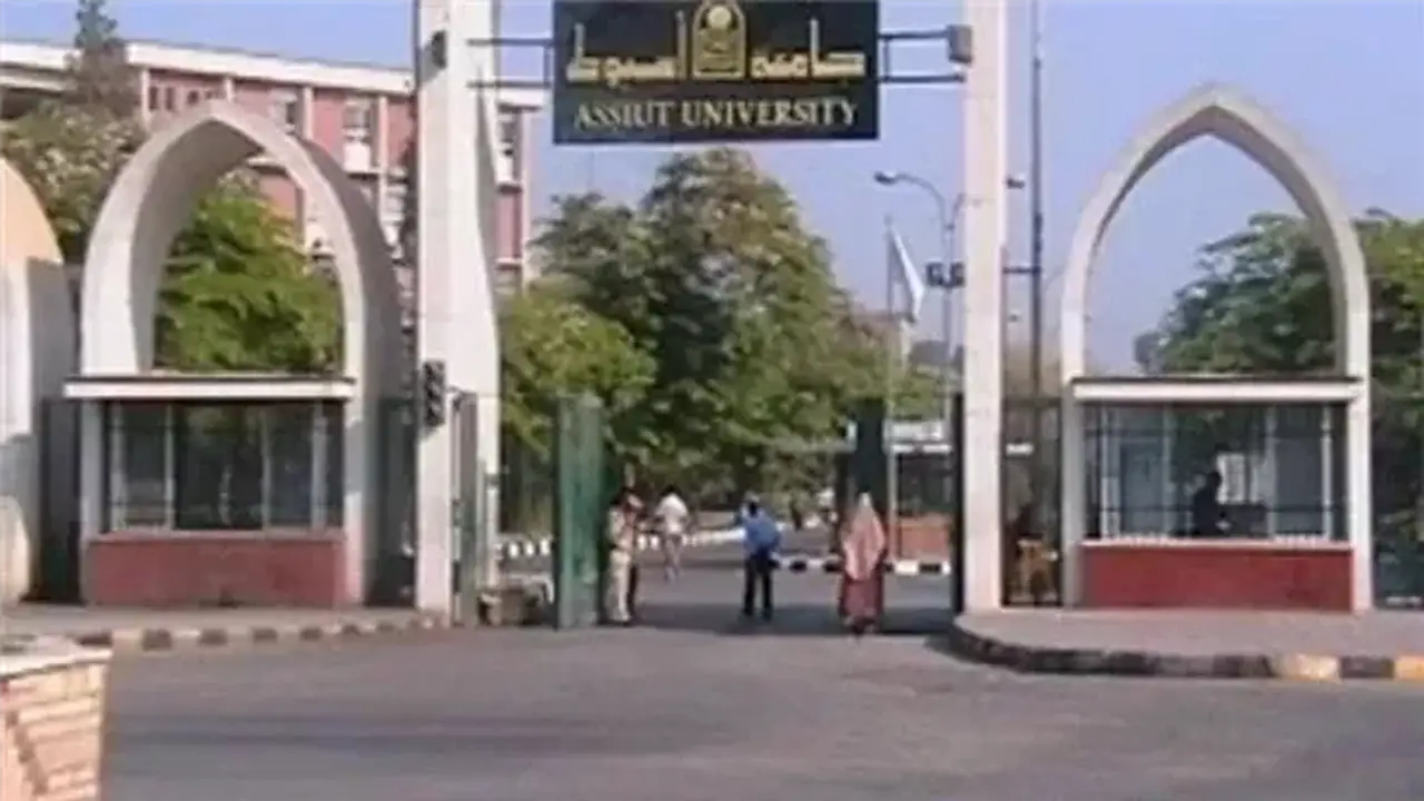 إيقاف أستاذ بجامعة أسيوط وإحالته للتحقيق بسبب اعتراضه على فصل الطب النفسي عن المخ والأعصاب