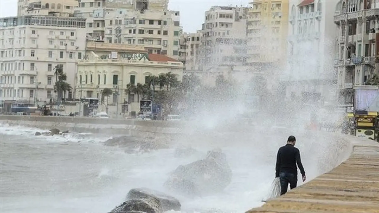 الأرصاد الجوية تحذر من اضطراب الملاحة وارتفاع الأمواج على سواحل مصر
