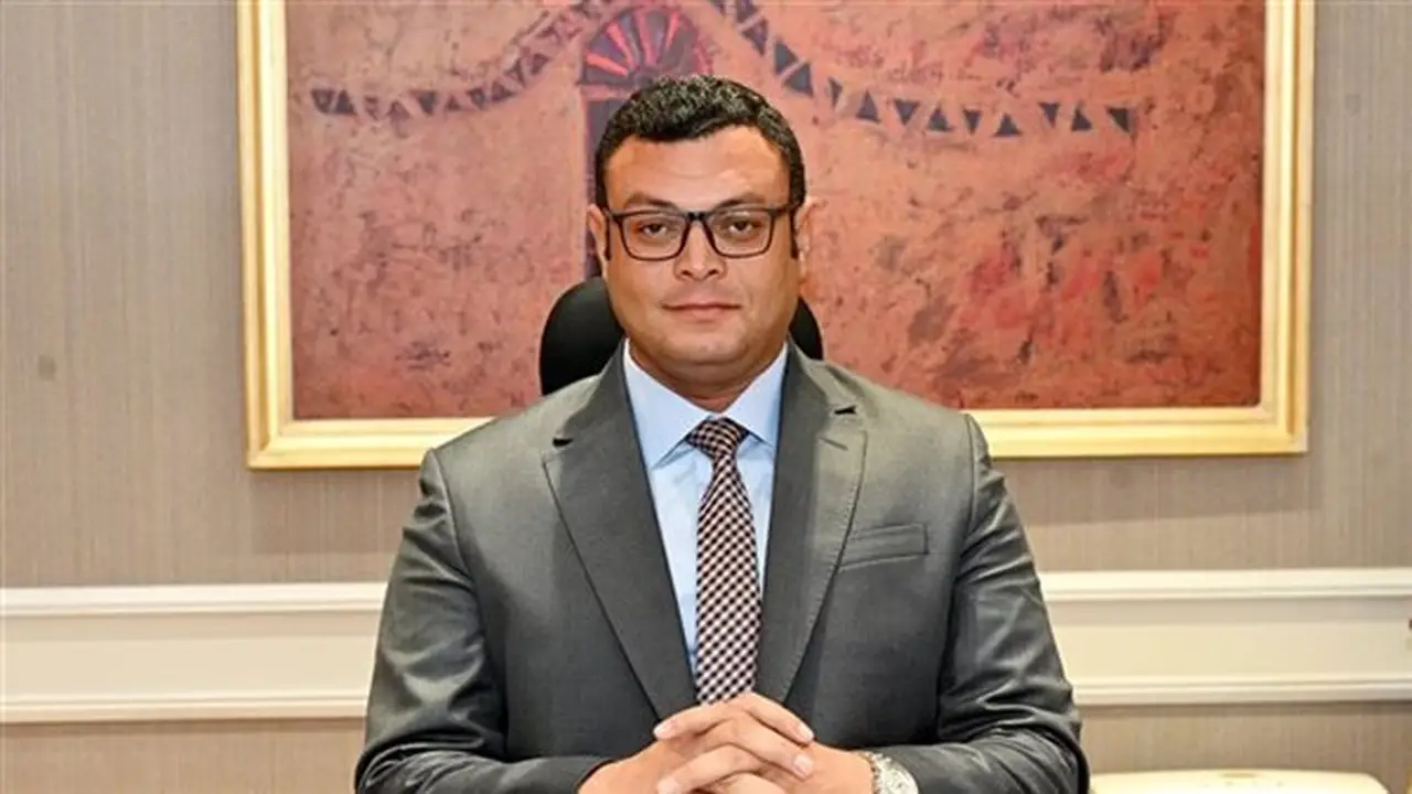 الإسكان ترد على الجدل حول صورة الشربيني في ممر الوزراء