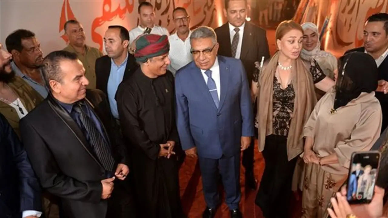 محافظ الدقهلية ومادلين طبر يتفقدان معرض الفن التشكيلي في ختام مهرجان جمصة الصيفي (صور)