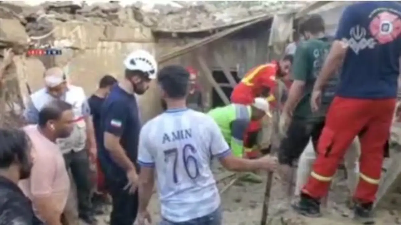 لحظة إنقاذ المصابين والبحث عن عالقين تحت الأنقاض إثر استهداف أمريكي لمنطقة سكنية في جزيرة قشم (فيديو)