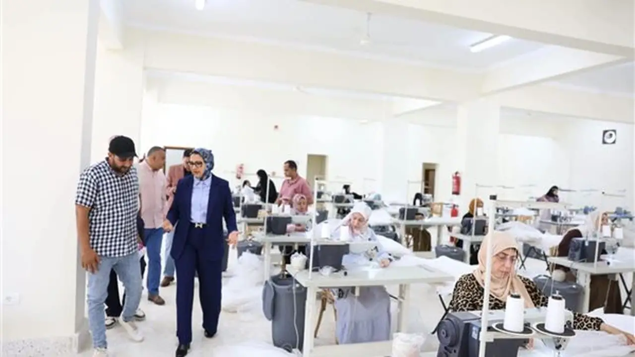 محافظ الوادي الجديد تتفقد التشغيل التجريبي لمصنع إنتاج شكائر الزماط استعدادًا لموسم حصاد التمور