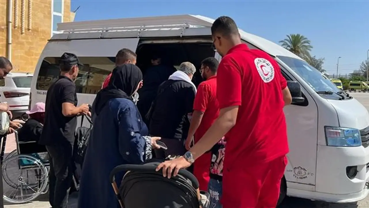 الهلال الأحمر المصري يواصل دعم الجرحى الفلسطينيين من رفح إلى المستشفيات المصرية