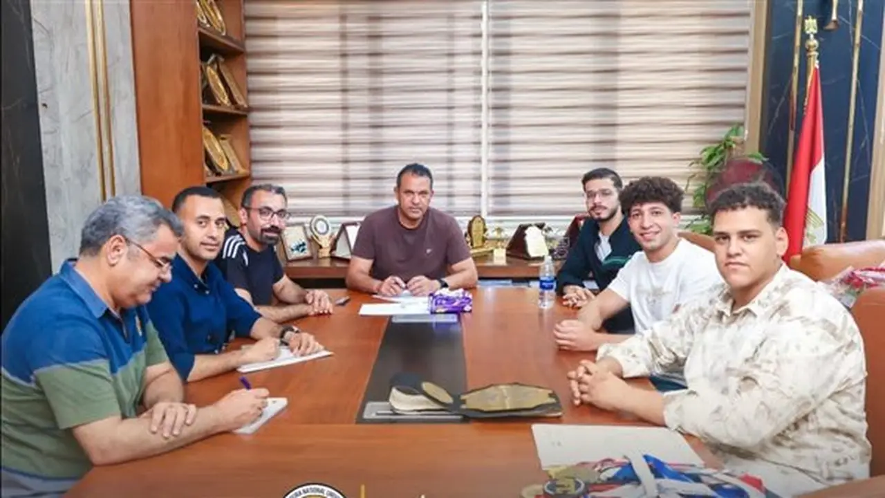 رئيس جامعة المنصورة الأهلية يكرم المتفوقين رياضيًا ويمنحهم منحًا دراسية