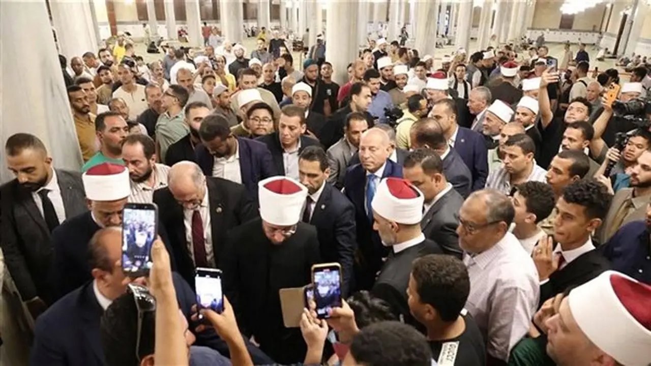 افتتاح مسجد الإمام الحسين بعد تجديد الفرش بحضور وزير الأوقاف ومحافظ القاهرة ونقيب الأشراف (صور)