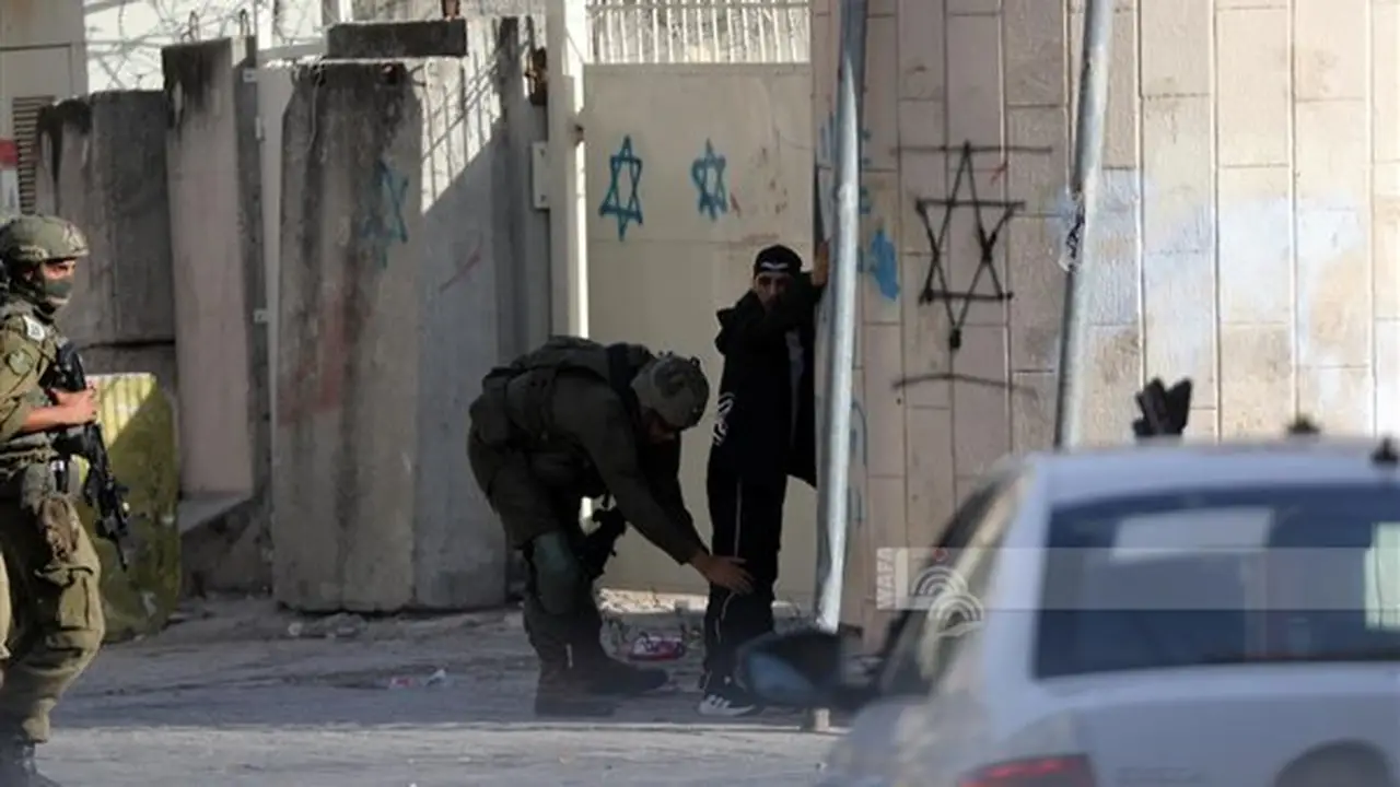 قوات الاحتلال الإسرائيلي تواصل اقتحام الضفة الغربية وتستهدف مجمع فلسطين الطبي
