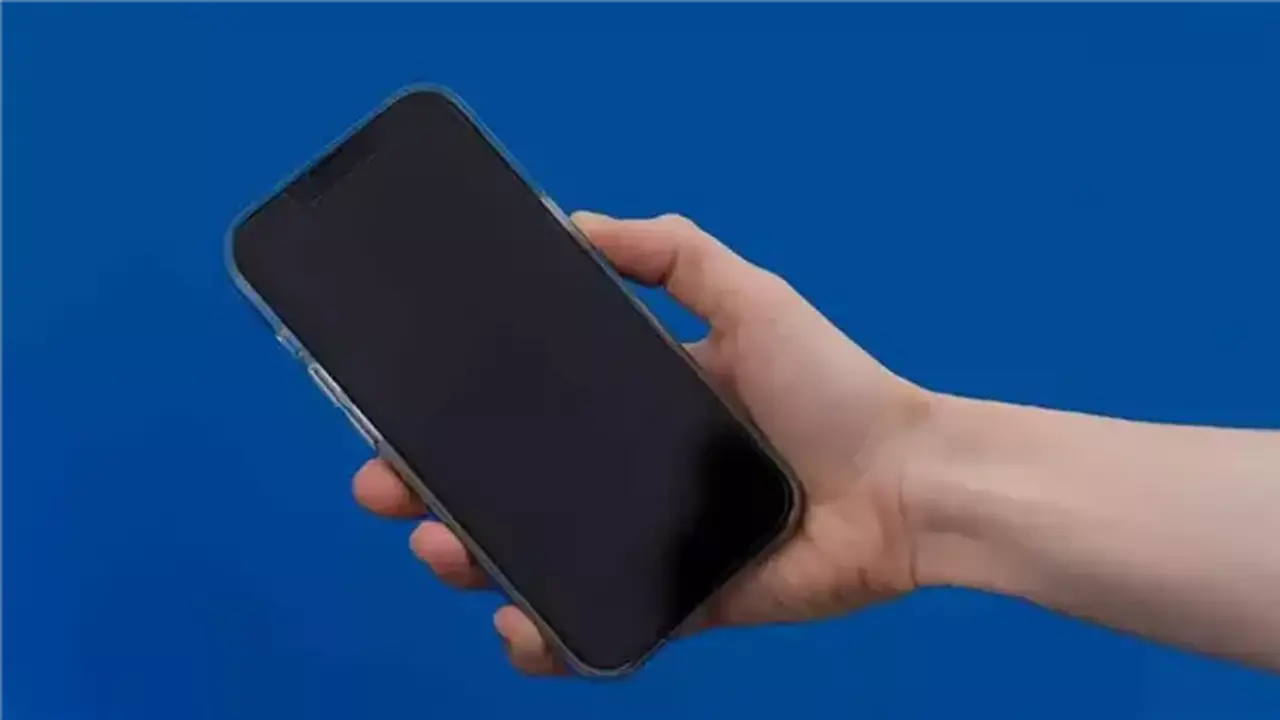 شاب يسرق هاتف شقيقته ويبتزها بمساعدة عنصر جنائي في أسيوط
