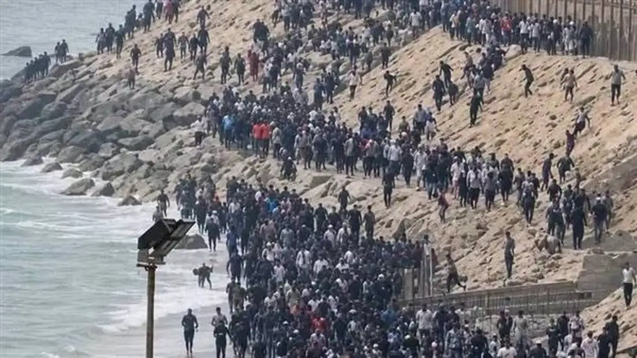 إسبانيا: 49 ألف مهاجر يتجاوزون الحدود من المغرب إلى سبتة خلال 24 ساعة