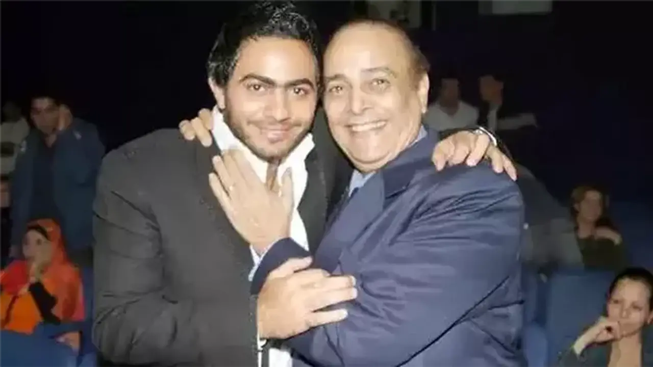 تامر حسني يطلب الدعاء لوالده الراحل وقراءة الفاتحة