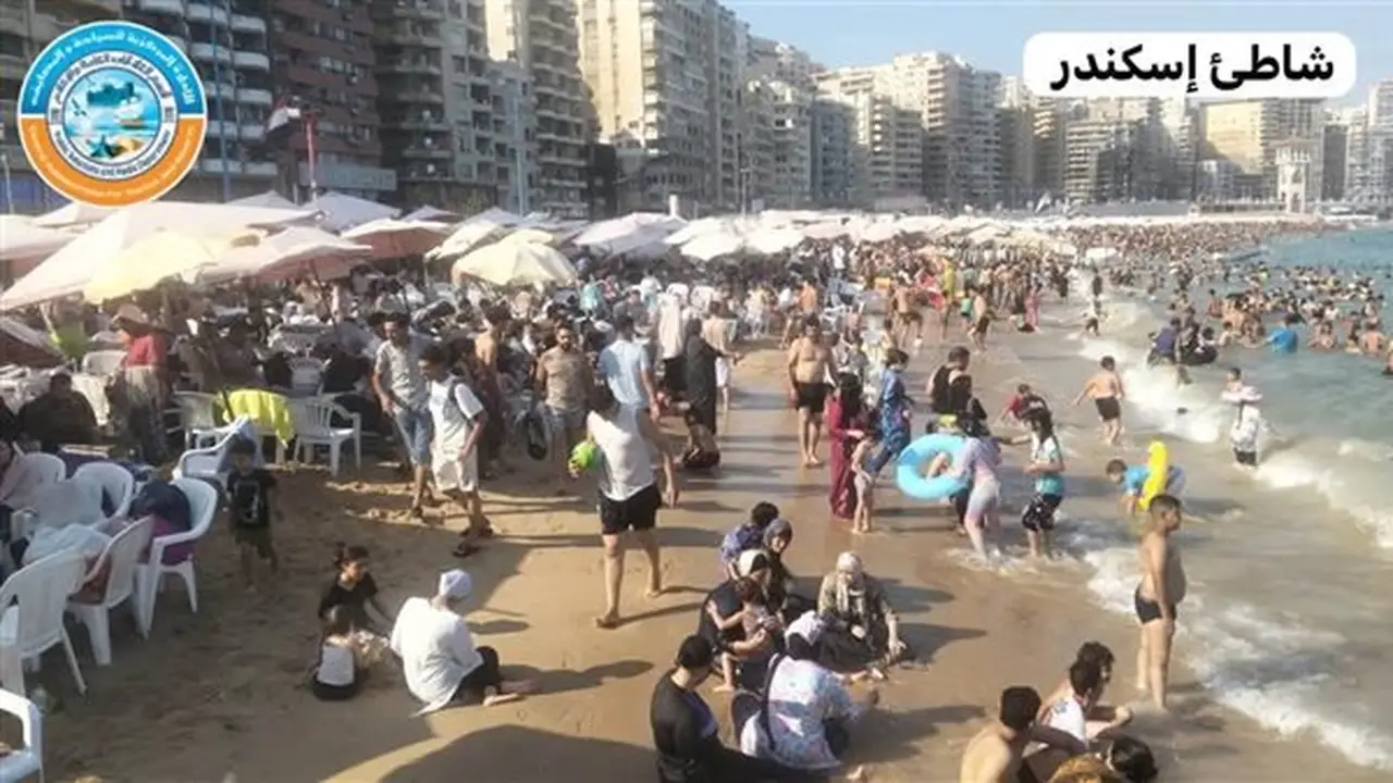 شواطئ الإسكندرية اليوم: إشغال كامل وتحذيرات من السباحة بالقطاع الغربي