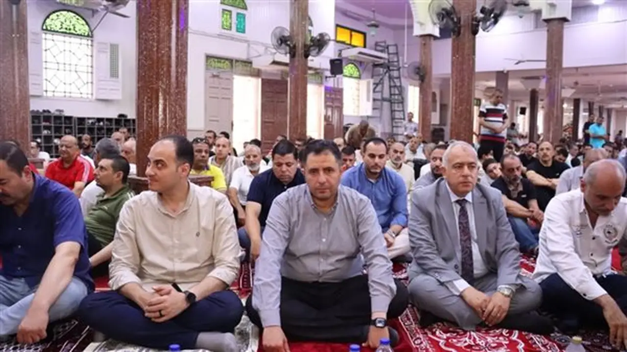 محافظ دمياط يؤدي صلاة الجمعة في مسجد الرحمن المطري