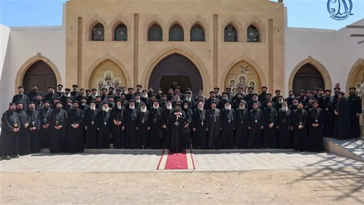 الأنبا إيلاريون يناقش ترتيبات الخدمة مع كهنة إيبارشية البحر الأحمر