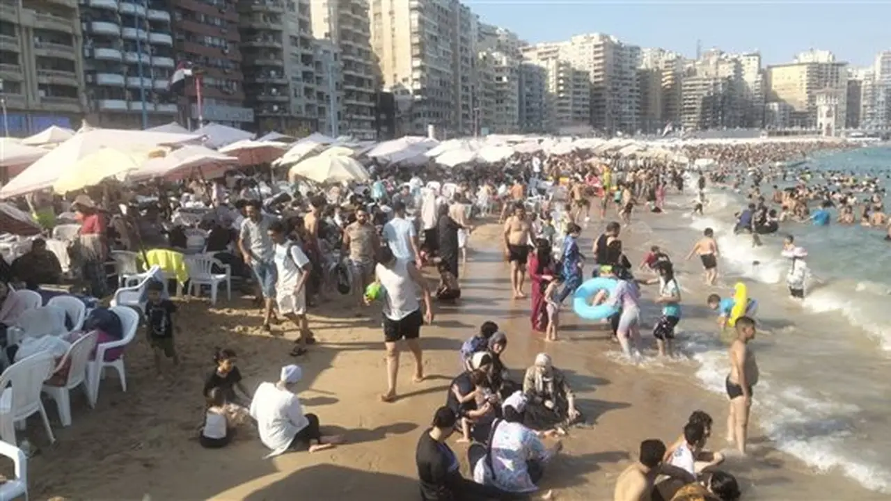 محافظ الإسكندرية: شواطئ القطاع الشرقي تحقق إشغالًا كاملًا في آخر جمعة من يوليو