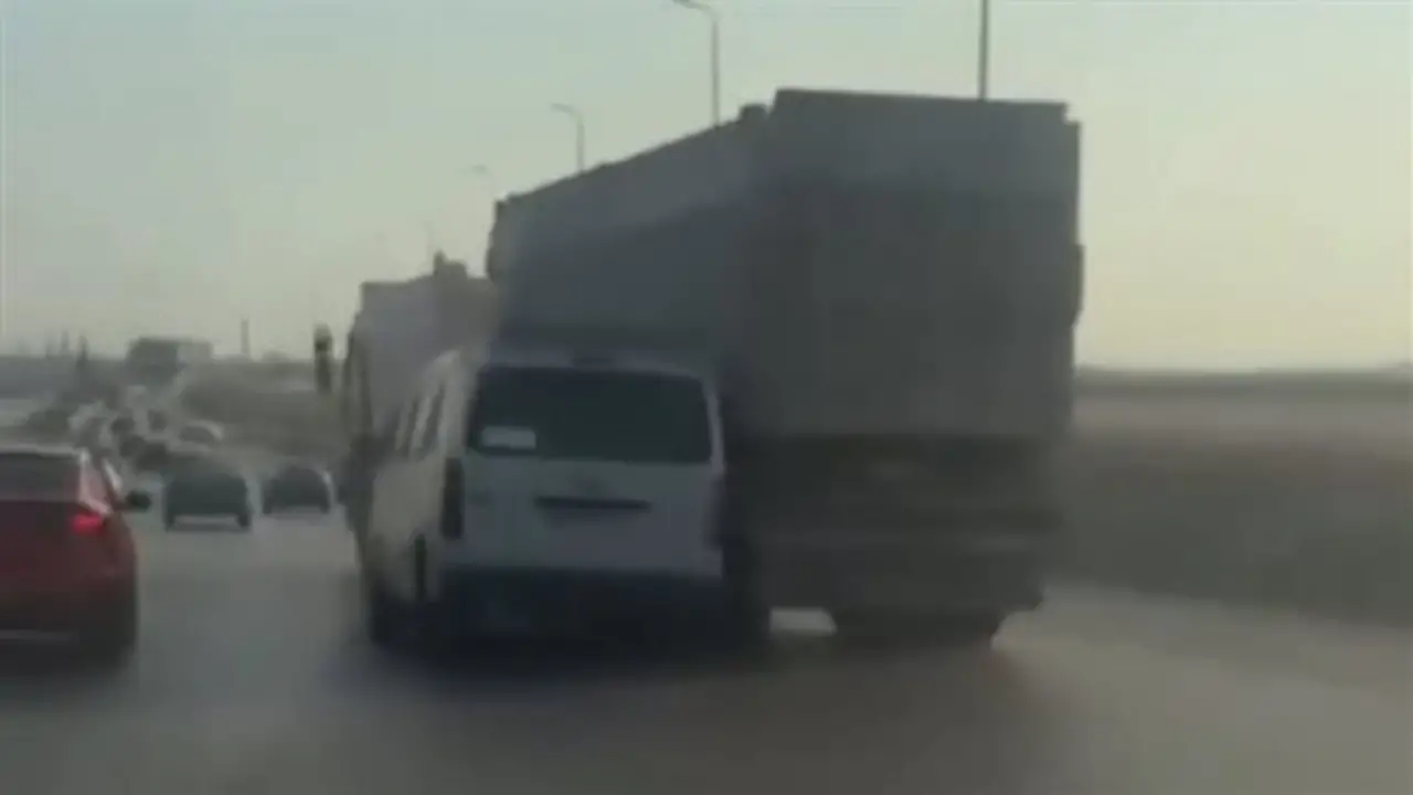 فيديو يوثق لحظة اصطدام تريلا بسيارة مصورها وميكروباص على أحد الطرق السريعة