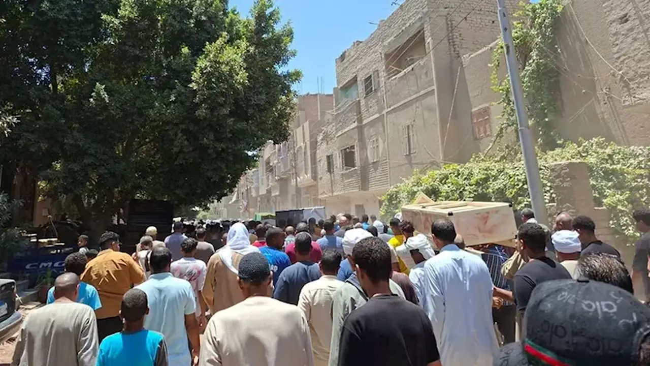 مشهد مؤثر في جنازة ضحايا حادث المنيا: ثلاثة نعوش تتبع بعضها في وداع مأساوي