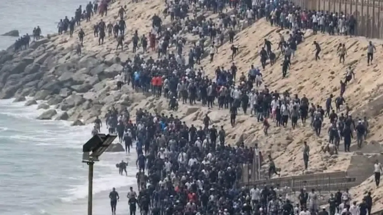 إسبانيا تبدأ عودة نحو 50 ألف مهاجر من سبتة إلى المغرب