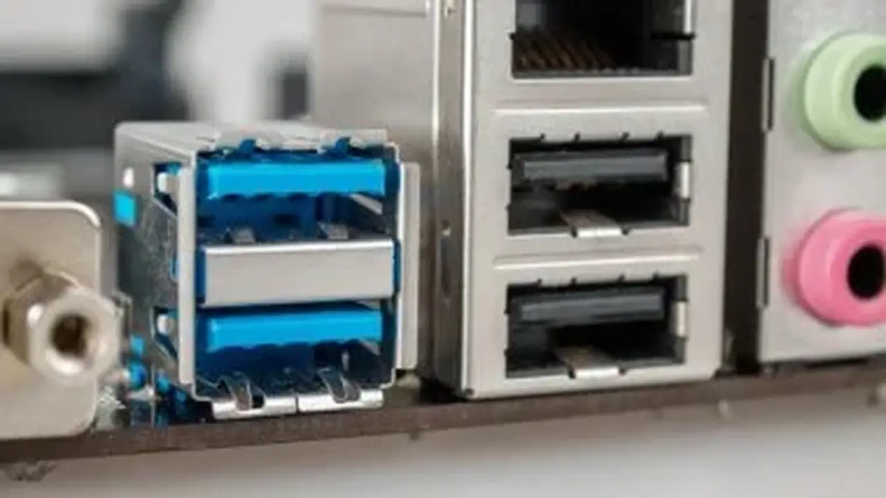 USB 2.0 مقابل USB 3.0: الفروق الرئيسية وأيهما يجب أن تختار؟