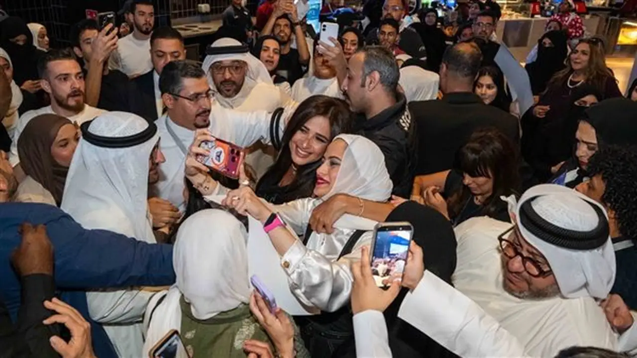 أحمد السقا وياسمين عبدالعزيز يروجان لفيلمهما “خلي بالك من نفسك” في الكويت