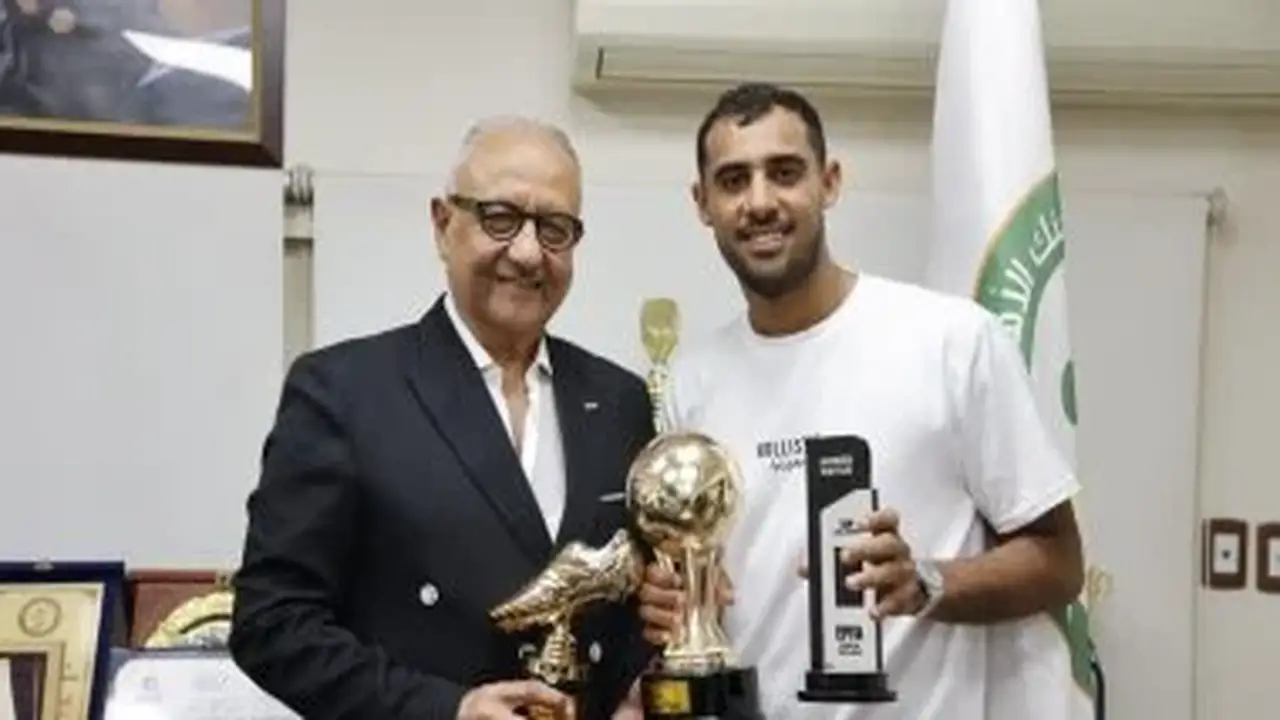 أشرف نصار يستقبل أحمد ياسر ريان بعد فوزه بجائزتي هداف الدوري وأفضل مهاجم