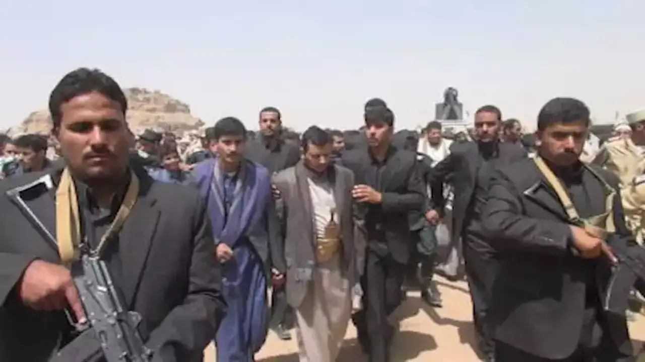 أنصار الله ترد على الأنباء بشأن فرض رسوم على مرور السفن عبر باب المندب