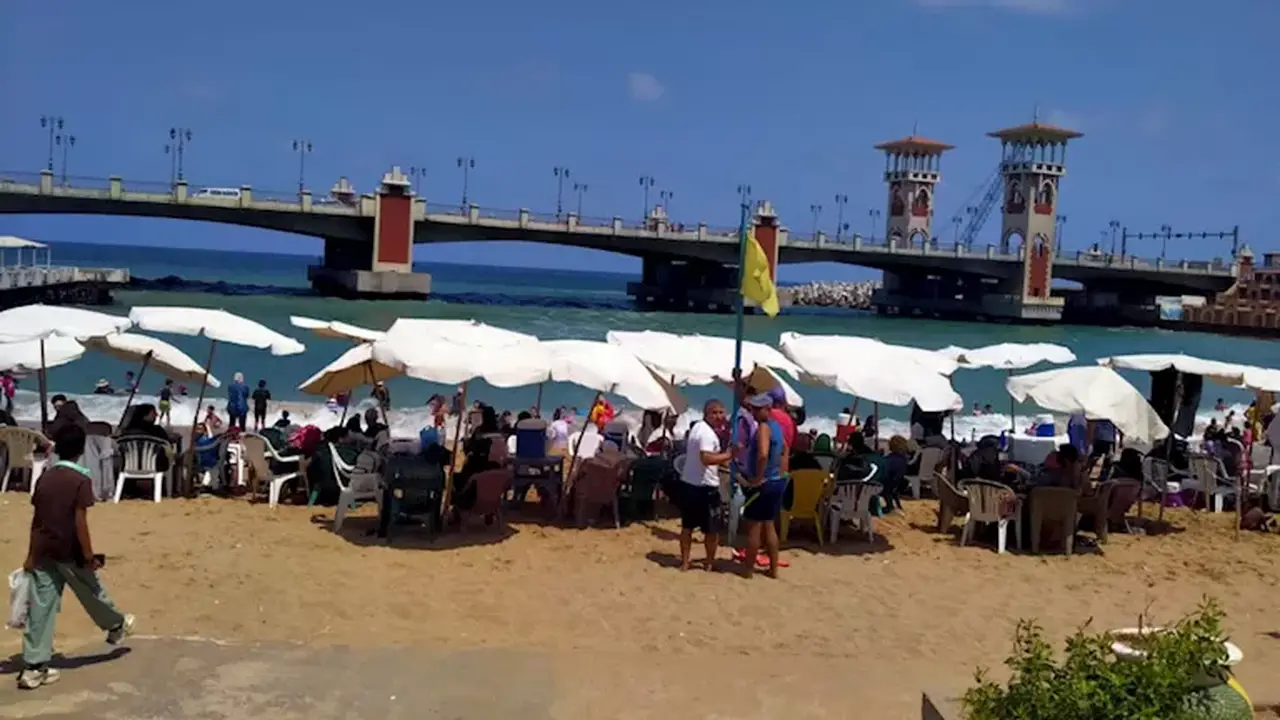 إقبال غير مسبوق على شواطئ الإسكندرية في آخر جمعة من يوليو (صور)