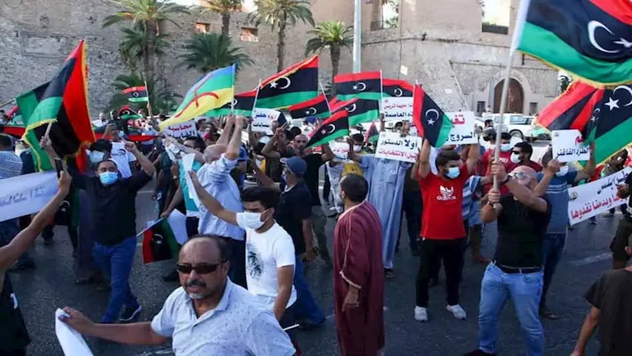 تصاعد الاحتجاجات في طرابلس: إغلاق وزارتي الحكم المحلي والنفط ودائرة الكهرباء