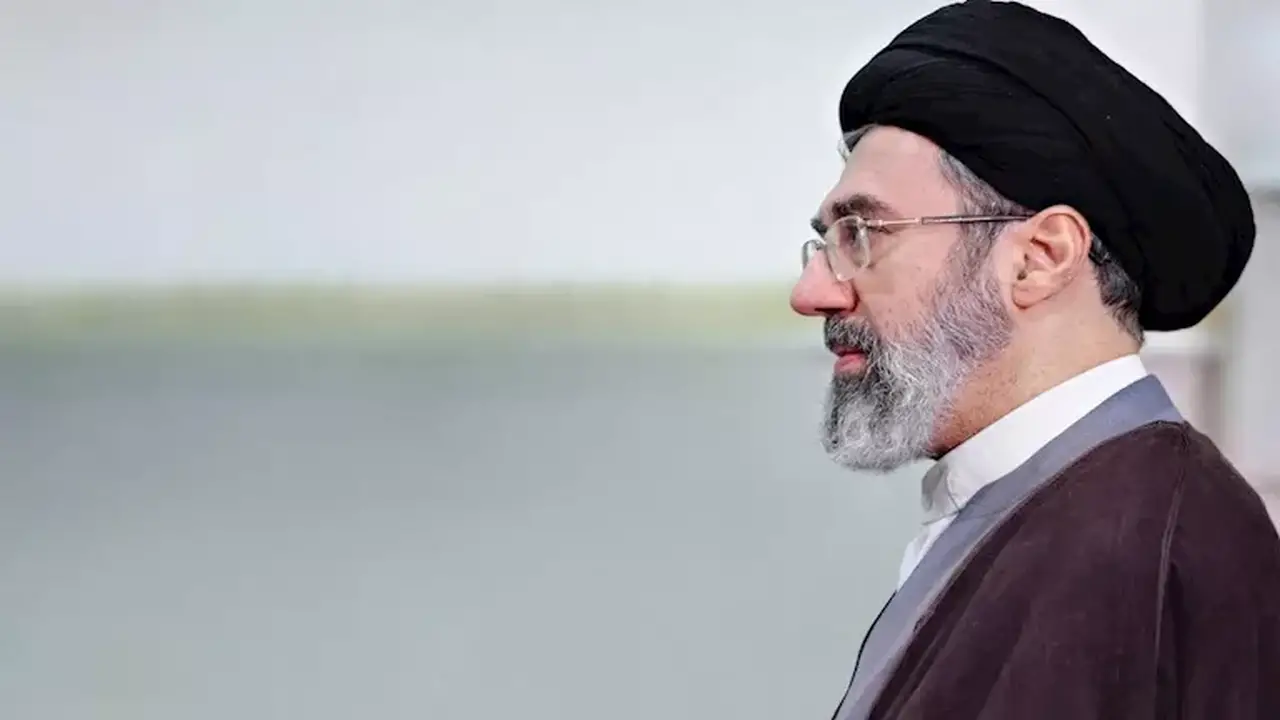 التايمز: جهود واشنطن وتل أبيب لتعقب مجتبى خامنئي