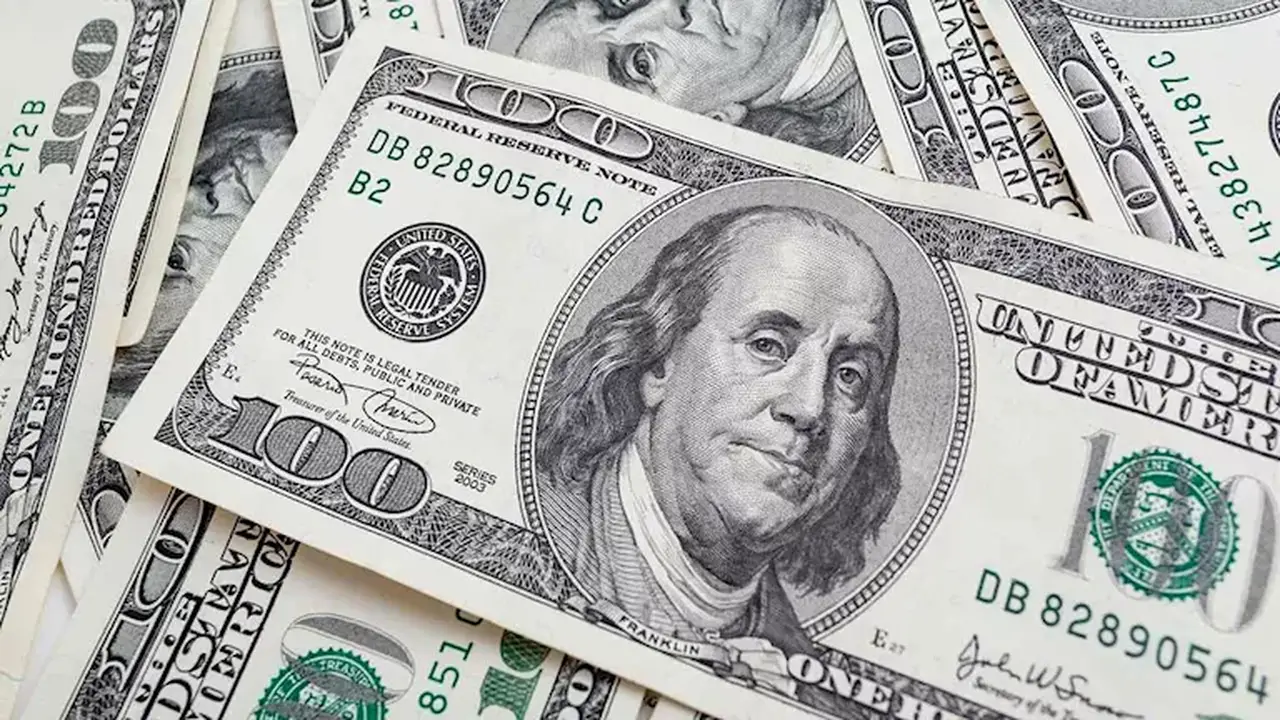 الدولار يلامس أعلى مستوى له في شهر مع انتظار قرار الفيدرالي