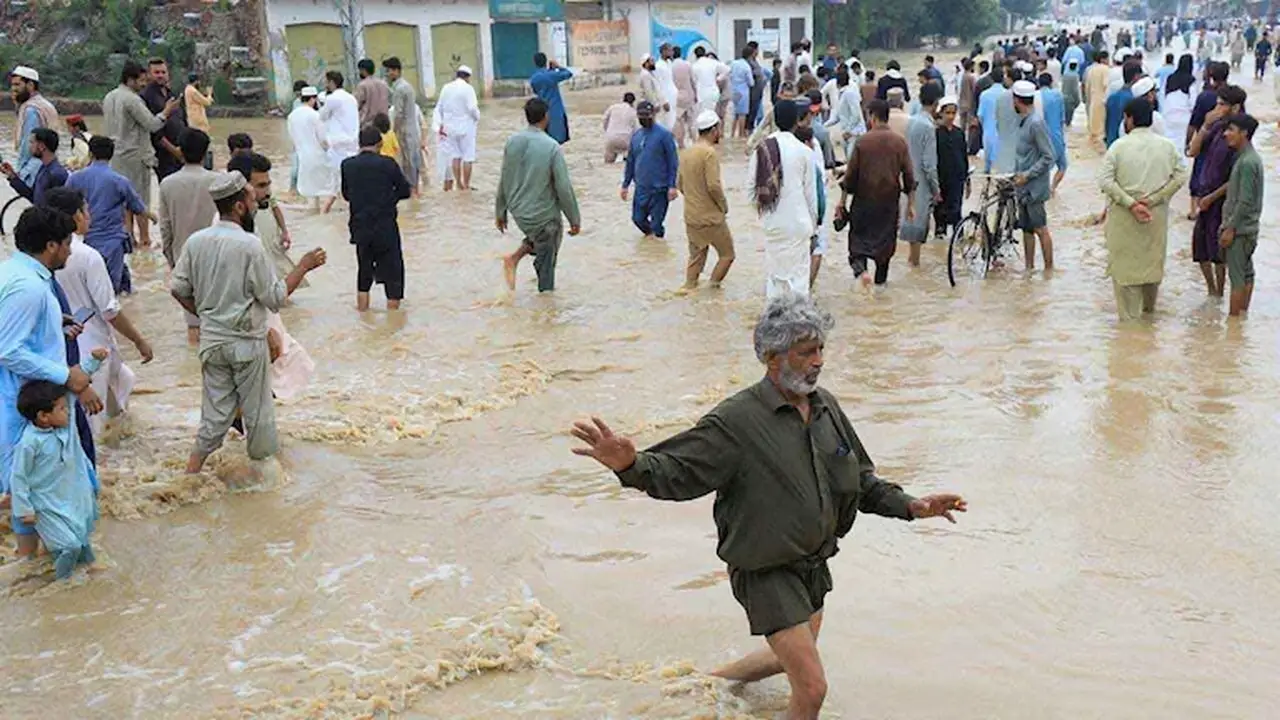فيضانات مدمرة تجبر سكان قرى شرق باكستان على الفرار من منازلهم